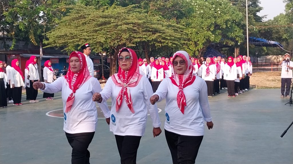 Upacara HUT Kemerdekaan RI ke78 Di Papanggo Tampilkan 3 Emak-emak Pengibar Bendera