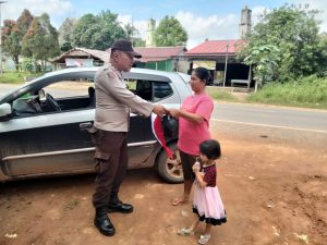 Anggota Polsek Simpang Dua Bagikan Bendera Merah Putih Sambut HUT RI Ke 78