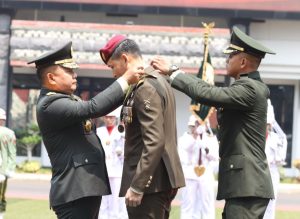 Jenderal TNI Dr. Dudung Abdurachman Anugerahkan Bintang Kartika Eka Paksi Utama Kepada Kasad Singapura