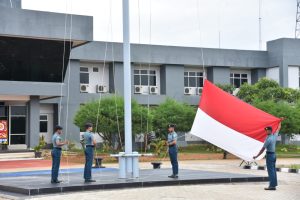 Tekankan Membaca Situasi di Tahun Pemilu, Aspotmar Danlantamal XII Pimpin Upacara Bendera Tujuh Belasan