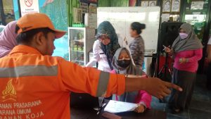 Lurah Koja Terjun Langsung Pembagian KJP di RPTRA Sindang.