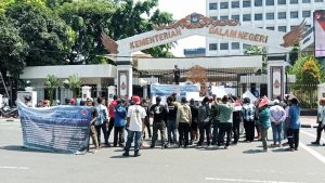 Bukan OAP, Manohar Sirait Mendapatkan Penolakan dari Mahasiswa Membrano Tengah