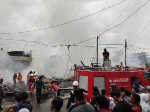 Gerak Cepat, Tim Gabungan BPBD dan Lanal Simeulue Atasi Kebakaran di Pemukiman Padat Penduduk