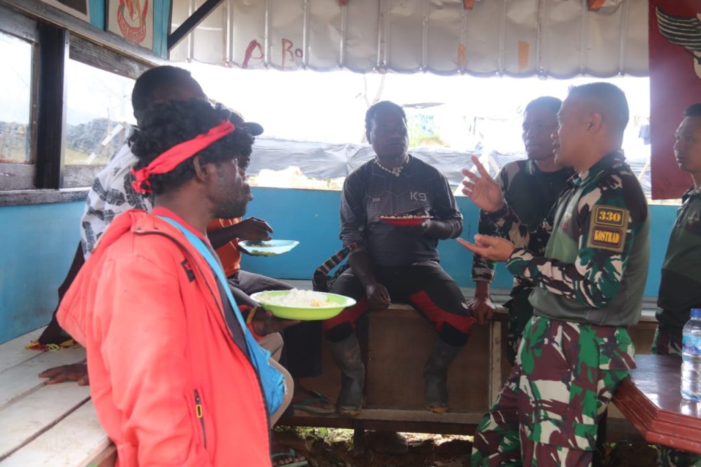 Komsos Kreatif Satgas Yonif 330/Tri Dharma, Ajak Warga Intan Jaya Hidup Produktif