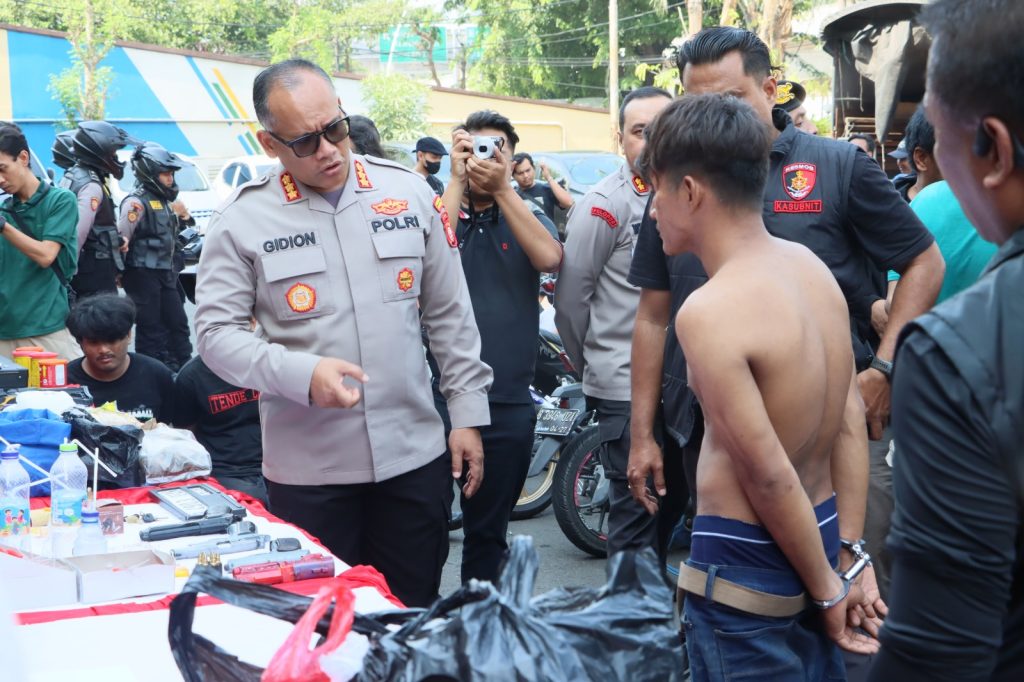 Grebek Kampung Bahari, Polres Jakarta Utara Tangkap 34 Orang dan Sita 1,6 Kg Sabu Hingga Air Soft Gun.