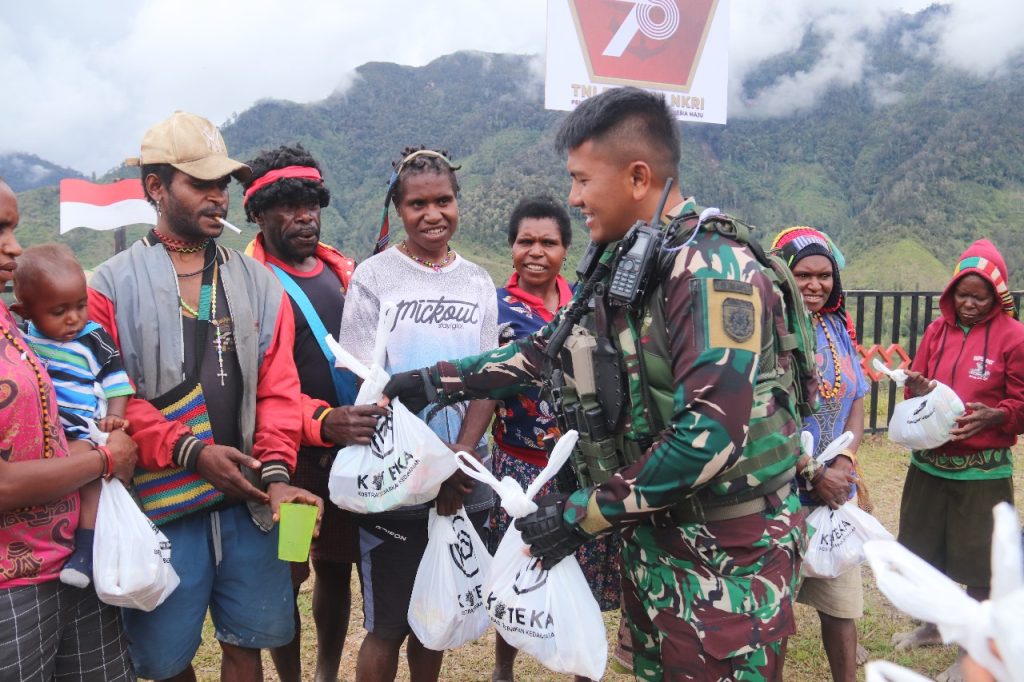 Sambut Peringatan HUT TNI ke-78 Tahun 2023, Satgas 330 dan Paguyuban Akmil 2005 Wiradharma Bagikan Sarana Olahraga untuk Warga Intan Jaya