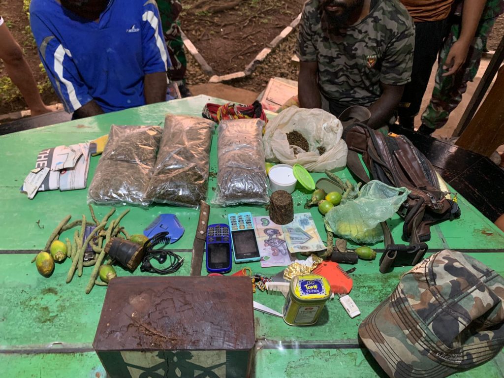 Dua Orang Tak Dikenal Dibekuk Personel Satgas 122/TS Membawa 825 Gram Paket Ganja Di Jalur Pelintas Batas Ilegal RI-PNG