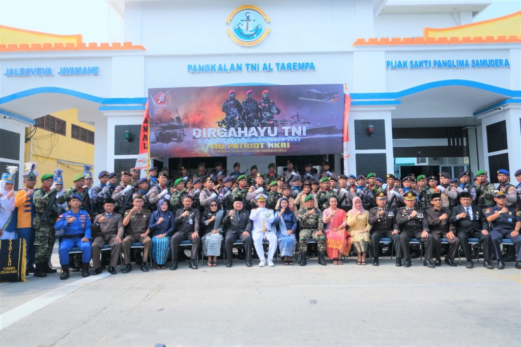 HUT Ke-78 TNI di Kabupaten Kepulauan Anambas Dimeriahkan Dengan Parade dan Defile