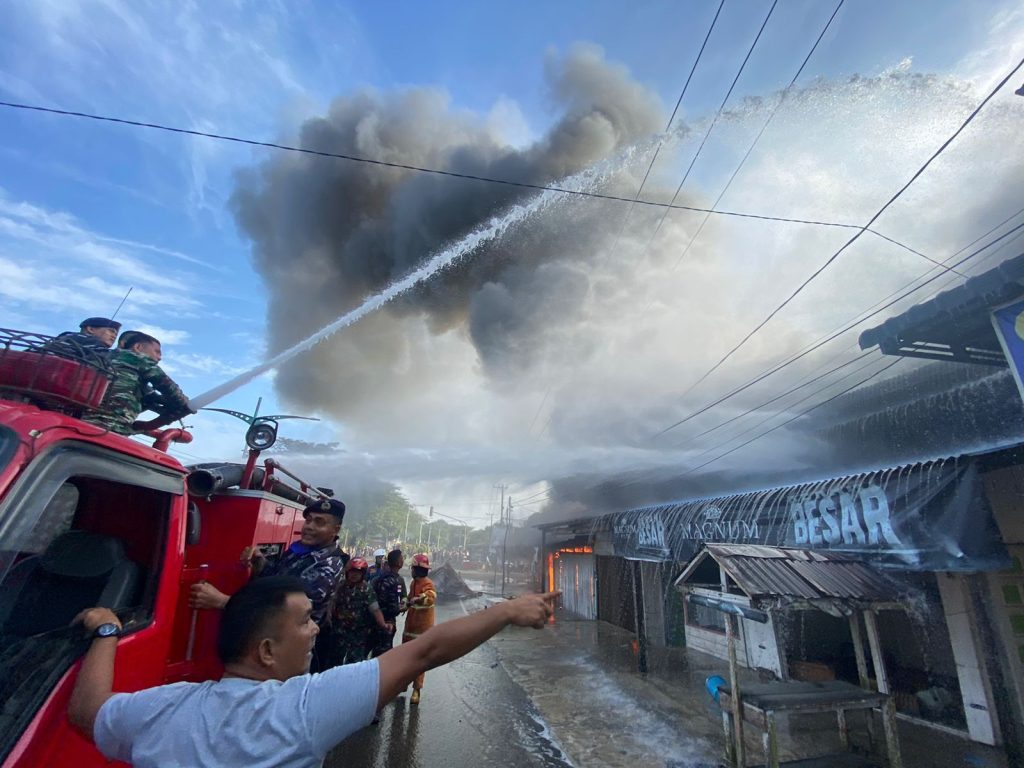 Detik-Detik HUT Ke-78 TNI, Tim Siaga Bencana Lanal Simeulue Gerak Cepat Padamkan Kebakaran di Pemukiman Padat Penduduk