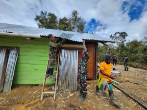 Aksi Satgas Yonif 330 Tri Dharma, Bantu Bangun Rumah Tokoh Pemuda Intan Jaya