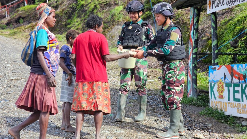 Wujud Cinta dan Kepedulian Satgas Yonif 330, Bagikan Nasi Bungkus Untuk Warga Intan Jaya