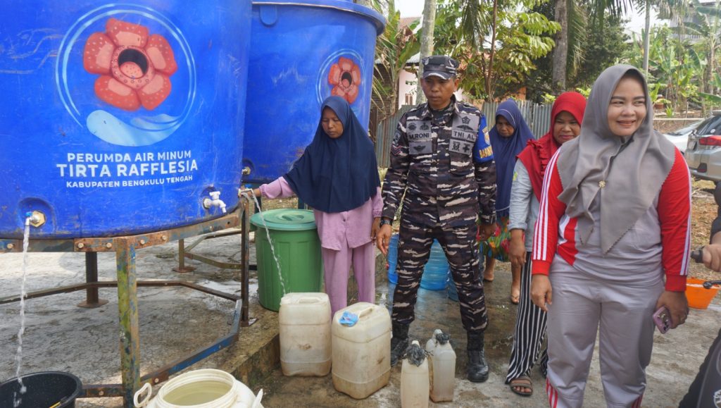 Lanal Bengkulu Salurkan Air Bersih Bantu Masyarakat Pesisir di Kabupaten Bengkulu Tengah