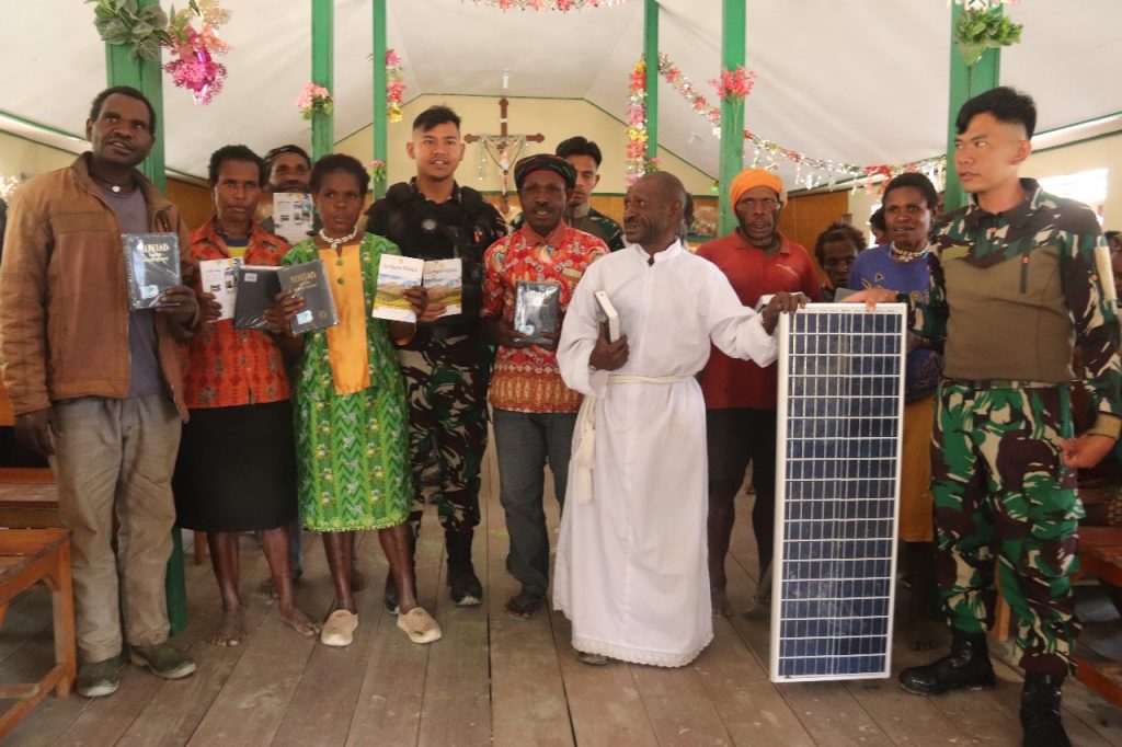 Satgas Yonif 330 Bagikan Alkitab dan Solar Cell Di Gereja Katolik Hati Kudus Yesus Tanah Putih