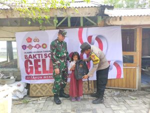 Bhabinkamtibmas Pulau Tidung dan Babinsa Sumbangkan Bantuan Sosial untuk Warga Kurang Mampu dan Anak Sekolah