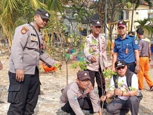 Polsek Kepulauan Seribu Utara dan Warga Tanam Pohon untuk Reduksi Polusi Udara