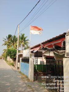 Bendera Merah Putih Sobek Masih Berkibar di Depan Kantor Desa Samparwadi, Kecamatan Tirtayasa, Kabupaten Serang Banten, Ini Kata Kadesnya