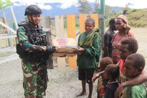 Satgas 330 Tinjau Kesiapan Gereja Untuk Perayaan Natal, Bagikan Sembako, Alkitab dan Solar Cell untuk warga Intan Jaya