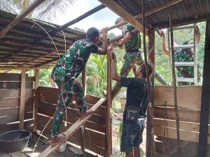 Mengatasi Kesulitan Rakyat, Satgas Yonif 310/KK Bantu Perbaiki Rumah Warga Di Perbatasan RI-PNG