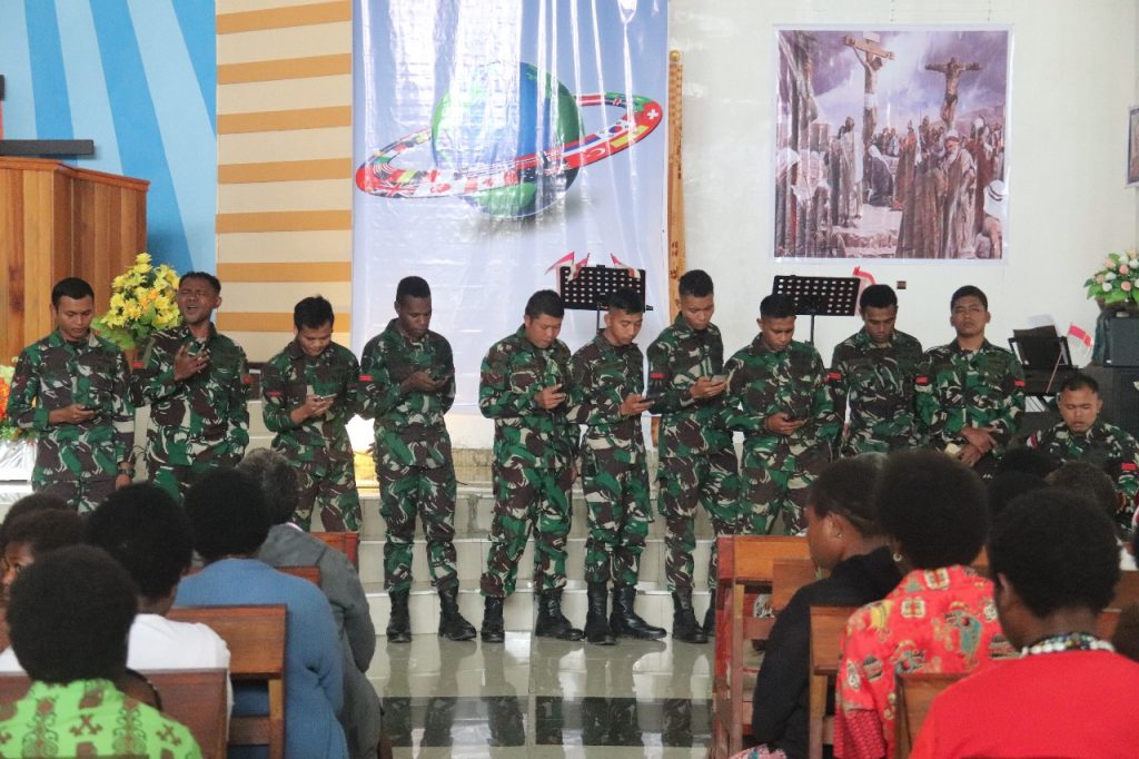 Suara Merdu Grup Vokal Tri Dharma, Iringi Ibadah Minggu di GKII Intan Jaya