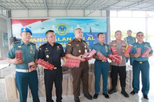 LANAL LHOKSEUMAWE GAGALKAN PENYELUNDUPAN RATUSAN DUS ROKOK TANPA CUKAI DIPERAIRAN ACEH UTARA