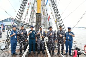 Sang Legenda KRI Dewaruci dan KRI Makassar-590 membawa Taruna AAL Tingkat II Angkatan Ke-71 Berlabuh di Banjarmasin