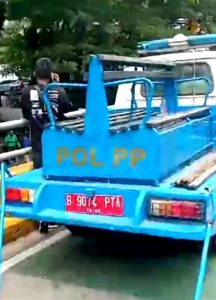 MOBIL SATPOL PP DIDUGA UGAL UGALAN TABRAK BEBERAPA PENGENDARA MOTOR
