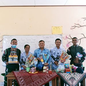 Happy Teacher’s Day, Satgas Yonif 310/KK Bersama Pelajar SMPN 1 Senggi Berikan Kejutan Untuk Guru Di Perbatasan