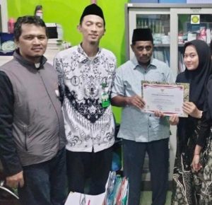 FKDM kecamatan Koja, Dampingi Sidik Dahlan.S.os berikan piagam penghargaan walikota, kepada tokoh pemuda inspiratif Jakarta utara