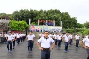 Olahraga Bersama Dalam Rangka HUT Ke-61 Korps Wanita Angkatan Laut di Lanal Tarempa