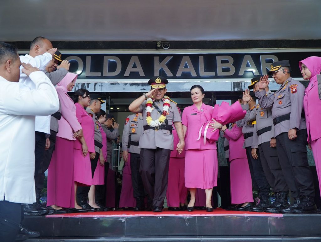 Kapolda Kalbar Beserta Jajaran, Laksanakan Prosesi Pelepasan Purna Tugas Brigjen Pol Drs. Reguel Siagian