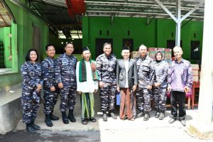 Komandan Lanal Bandung Dampingi Kasal Gelar Bakti Sosial dan Bakti Kesehatan TNI AL