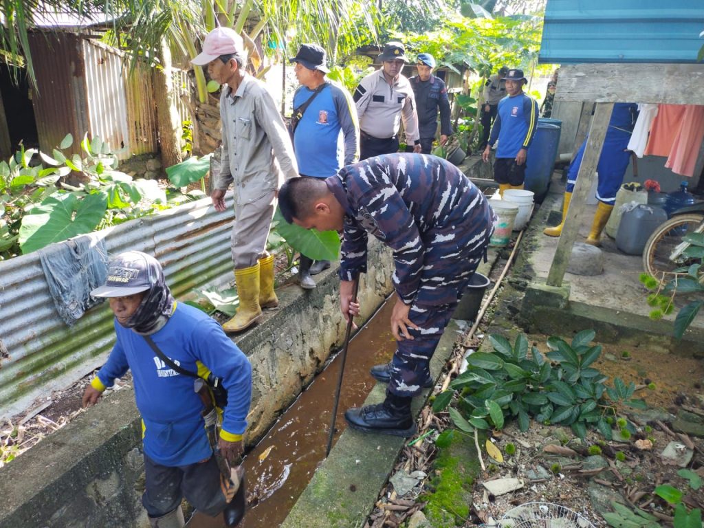 Lanal Bintan Bersama Satuan TNI, Polri, Pemerintah, Serta Masyarakat Bergotong Royong Laksanakan Kerja Bakti