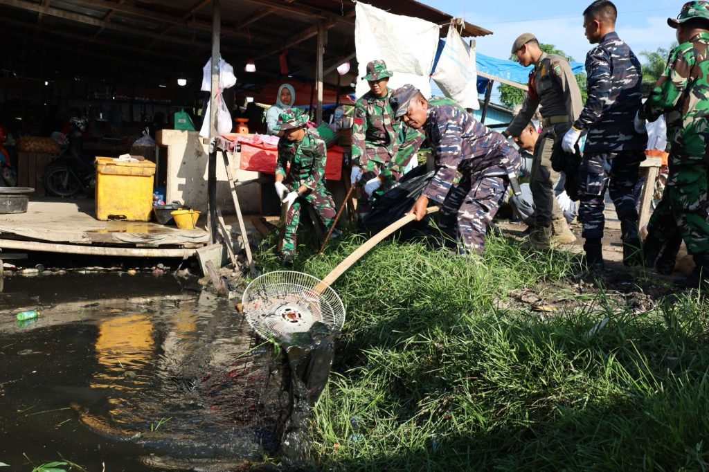 Lanal Dumai Hadiri Karya Bakti TNI Penanggulangan Banjir di Dumai