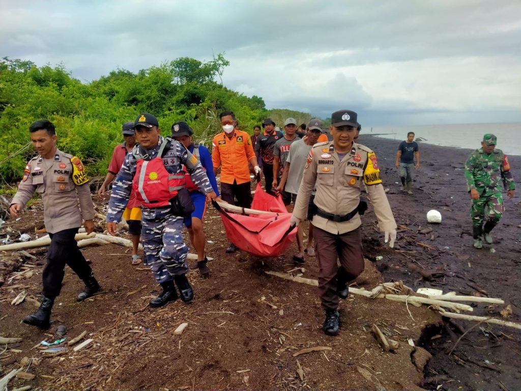 Pos TNI AL Muntai Bersama Tim SAR Gabungan Berhasil Temukan Jenazah Orang Jatuh di Laut