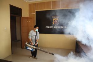 Cegah DBD, Polres Kubu Raya Lakukan Fogging Lingkungan Asrama Polri
