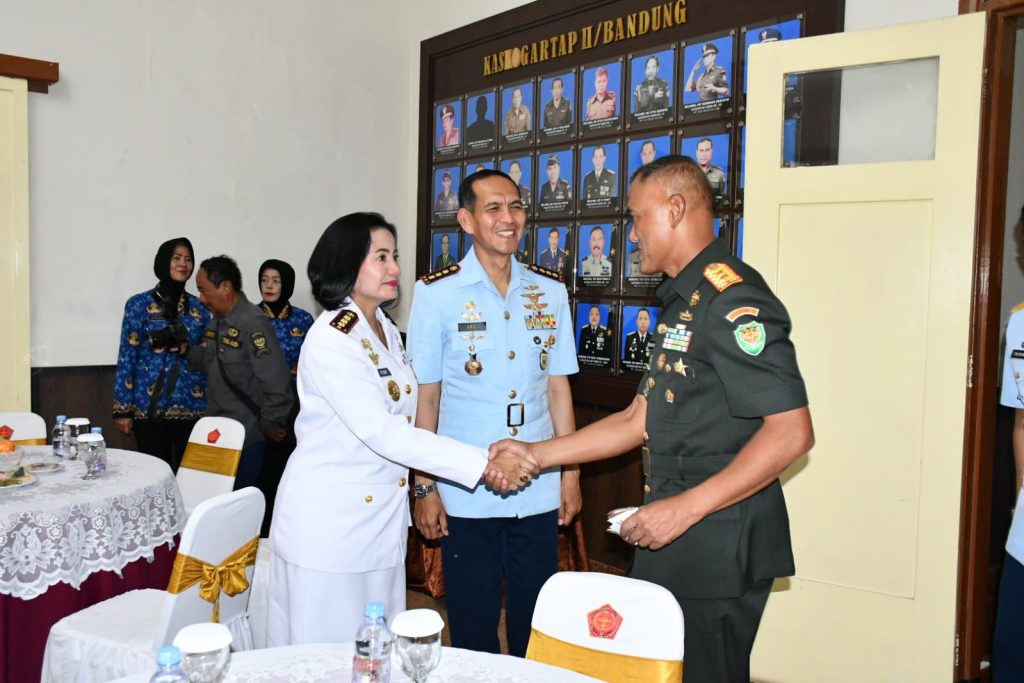 Komandan Lanal Bandung Hadiri Acara Serah Terima Jabatan Kaskogartap II/Bandung