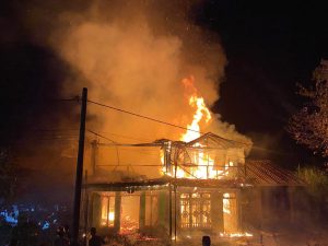 Gerak Cepat, Tim Damkar Lanal Simeulue Atasi Kobaran Api di Desa Suka Jaya