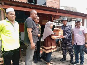 Lanal Dumai Bantu Evakuasi Rumah Warga Pasca Bencana Tanah Longsor di Kuala Enok Kabupaten Inhil Provinsi Riau