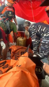 Pos TNI AL Selatpanjang Bersama Tim SAR Gabungan Evakuasi Jenazah ABK TB. Bina Sarana 82