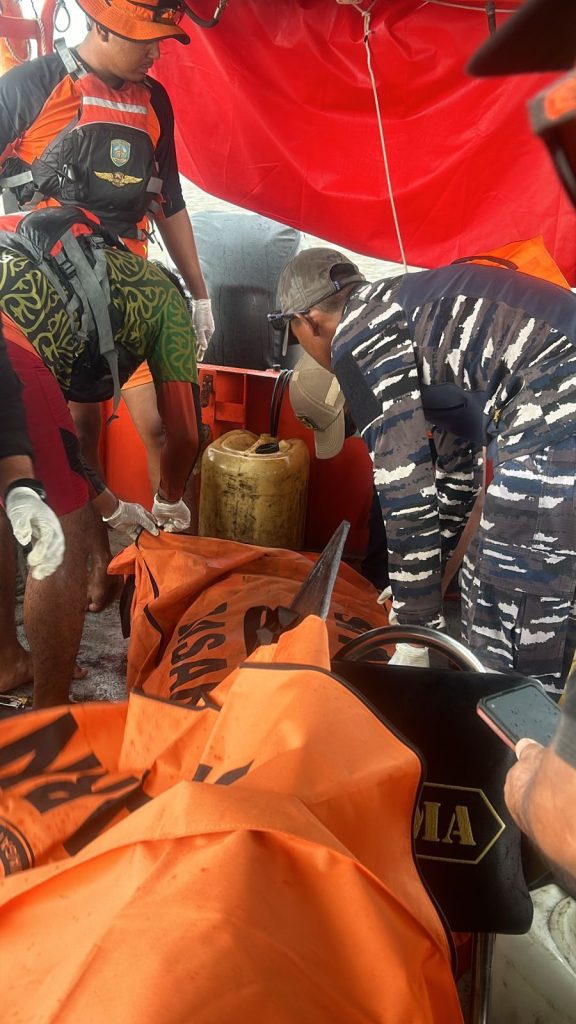 Pos TNI AL Selatpanjang Bersama Tim SAR Gabungan Evakuasi Jenazah ABK TB. Bina Sarana 82