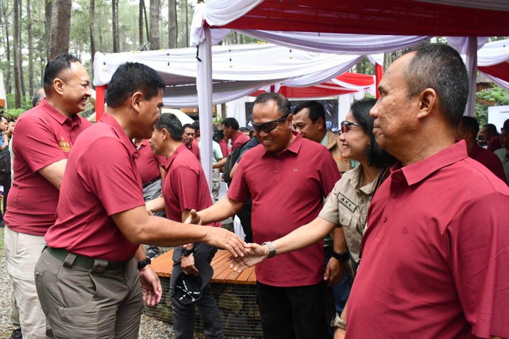 Komandan Lanal Bandung  Hadiri Kegiatan Panglima TNI Peduli Sosial, Bagikan 2000 Paket  Sembako