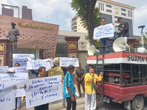 Puluhan Massa dari KAPMP Desak Polri Periksa Wiranto,Agum Gumelar dan Penulis Buku Hitam Prabowo