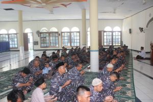 Komandan Lanal Bengkulu Hadiri dan Ikuti Doa Akhir Tahun 2023 di Masjid Al- Mubarok Lanal Bengkulu