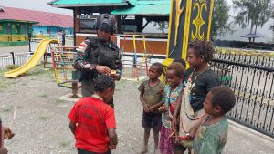 Satgas 330 Tri Dharma Bagikan Gula-gula, Anak-anak Intan Jaya Tersenyum Bahagia