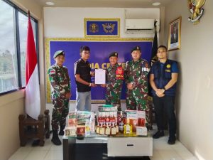 Satgas Pamtas Yonarmed 10/ Bradjamusti Serahkan Barang Bukti Hasil Tangkapan Sweeping Nataru Kepada Bea & Cukai Nanga Badau