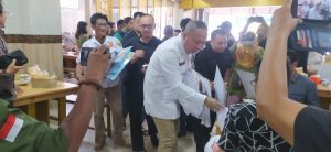 David Raharja Caleg DPRD DKI II, Blusukan ke Rumah Makan Di Jalan Boulevard Kelapa Gading