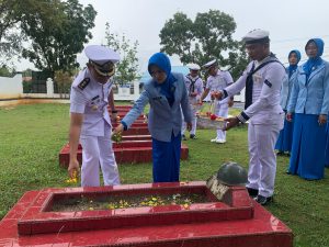 Kenang Peristiwa Heroik Laut Aru, Danlanal Dabo Singkep Pimpin Ziarah di Taman Makam Pahlawan