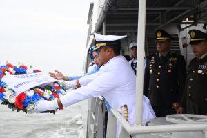 Hormati Pahlawan Di Hari Dharma Samudra, Lanal TBA Laksanakan Upacara Tabur Bunga Diatas KAL Pandang