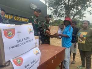 Keceriaan Mace Pace Terima Bingkisan Dari Pangdam VI/MLW Dan Satgas Yonif 623/BWU