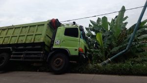Dumtruk Bermuatan Berat Laka Tunggal Tabrak Tiang Lampu Penerangan Jalan